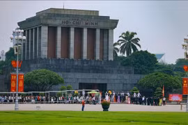 People visit the Ho Chi Minh Mausoleum. (Photo: VNA)