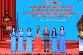 Party General Secretary To Lam presents President Ho Chi Minh statue to the VWU (Photo: VNA)