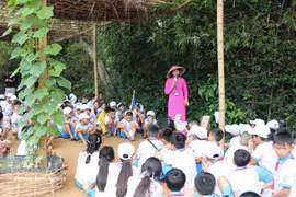 Children visit President Ho Chi Minh's hometown and learn about his childhood. (Photo: VNA)