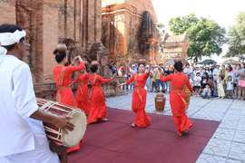 A Cham dance performed at Ponagar Tower in Khanh Hoa province. (Photo: VNA)