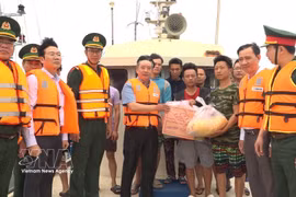 Vice Chairman of the Hai Phong People’s Committee Tran Van Quan presents gifts to foreign fishermen in distress whose vessels are anchored at the Bach Long Vi harbour shelter. (Photo: VNA)