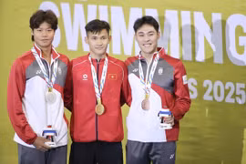 Swimmer Pham Thanh Bao (centre) of Vietnam successfully defends his SEA Games title in the men’s 200m breaststroke, touching home first in the final with a time of 2 minutes 12.81 seconds. (Photo: VNA)