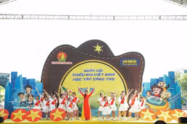 A performance at the “Vietnamese Children – Learning Creatively” event. (Photo: VNA)