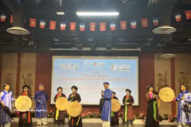 Teachers consider "Quan ho" folk singing one of the effective methods for teaching Vietnamese to learners. (Photo: VNA) 