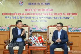 President of the Vietnam Journalists Association Le Quoc Minh (right) and President of the Journalists Association of Korea Park Jong-hyun at the meeting in Hanoi on June 22 (Photo: VNA)