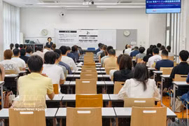 Candidates listen to the exam rules. (Photo: VNA)
