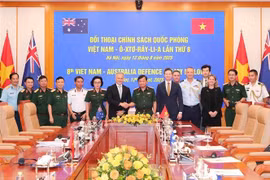 Vietnamese Deputy Minister of National Defence Sen. Lieut. Gen. Hoang Xuan Chien and Hugh Jeffrey, Deputy Secretary of Strategy, Policy, and Industry at the Australian Department of Defence, and other delegates at the 8th Vietnam – Australia Defence Policy Dialogue in Hanoi on August 12. (Photo: VNA)