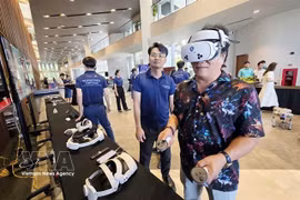 A visitor try out VR tech in a press conference for the upcoming HORECFEX Vietnam 2026, a technology and innovation forum for the hotel and tourism sectors. (Photo: VNA)
