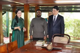 State President Luong Cuong (R) and Sri Lankan President Anura Kumara Dissanayaka pose for a photo in Uncle Ho's Stilt House. (Photo: VNA)