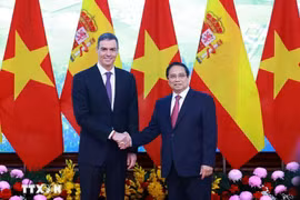 Prime Minister Pham Minh Chinh (R) and his Spanish counterpart Pedro Sánchez at their talks in Hanoi on April 9. (Photo: VNA)