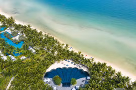 The Shell Pool by the shores of Kem Beach is one of the signature features of JW Marriott Phu Quoc Emerald Bay Resort. (Photo: Sun Group)