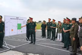 Leaders of the Tay Ninh provincial Border Guard Command report the National Defence Ministry's delegation plans to organise the Vietnam-Cambodia Border Defence Friendship Exchange. (Photo: VNA)
