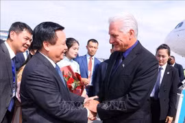 First Secretary of the Communist Party of Cuba Central Committee and President of Cuba Miguel Díaz-Canel Bermúdez is welcomed at the airport by Politburo member, Chairman of the Central Theoretical Council and President of the Ho Chi Minh National Academy of Politics Nguyen Xuan Thang. (Photo: VNA)