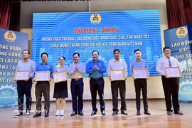 Master's degree holder Nguyen Duc Tai (far left) receives the Vietnam General Confederation of Labour's Creative Labour Certificate in 2025 for his three-axis camera robot. (Photo: VNA)