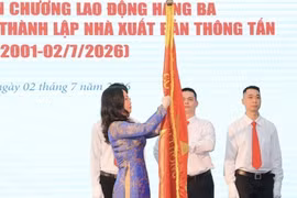 Minister of Culture, Sports and Tourism Lam Thi Phuong Thanh presents the third-class Labour Order to the VNA Publishing House in recognition of its outstanding contributions over the past 25 years. (Photo: VNA)