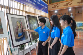 Students of the Hung Vuong University visit the exhibition. (Photo: VNA)