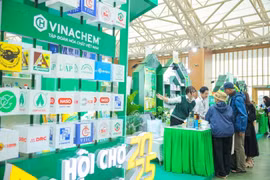 A booth of Vinachem Mart, a platform for boosting domestic and foreign customers' access to products of Vietnam's chemical industry, at the Autumn Fair 2025 (Photo: VNA)