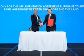 Singapore’s Minister for Manpower and Minister-in-charge of Energy and Science & Technology Tan See Leng (R) and Thailand’s Minister of Natural Resources and Environment, Chalermchai Sri-on sign an Implementation Agreement to collaborate on carbon credits under Article 6 of the Paris Agreement. (Photo: Singapore's Ministry of Trade and Industry)