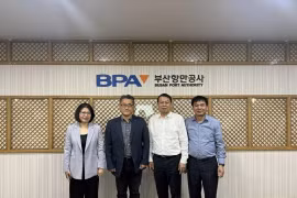 Vietnamese and Korean officials pose for a group photo at the Busan Port Authority. (Photo: baoquocte.vn)