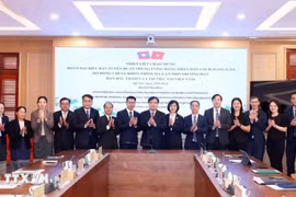 Vietnamese and Lao officials at the event (Photo: VNA)