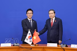 President of the Vietnamese National Assembly Tran Thanh Man (right) and Chairman of the Democratic Party of Korea Kim Min Seok meet in Seoul on September 7. (Photo: VNA)