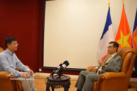 Vietnamese Ambassador to France Trinh Duc Hai (R) grants an interview to the Vietnam News Agency (Photo: VNA)