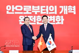 President of Vietnamese National Assembly Tran Thanh Man (left) and Chairman of the RoK's People Power Party Jang Dong Hyeok at the meeting in Seoul on September 7. (Photo: VNA)