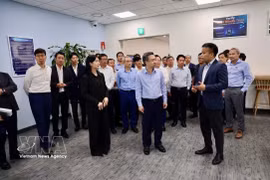 Politburo member, Secretary of the Party Central Committee and Chairman of its Commission for Policies and Strategies Nguyen Thanh Nghi and his delegation visit the Samsung Vietnam R&D Centre in Hanoi on May 14 (Photo: VNA)