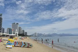 Tourists on Nha Trang beach in Khanh Hoa province (Photo: VNA)
