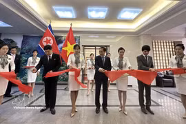 Vietnamese Minister of Foreign Affairs Le Hoai Trung (centre), DPRK Vice Minister Pak of Foreign Affairs Sang Gil (left), and Vietnamese Ambassador to the DPRK Le Ba Vinh cut the ribbon to open the exhibition. (Photo: VNA)