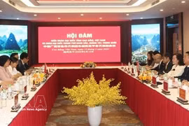 Officials from Cao Bang province of Vietnam and Baise city in the Guangxi Zhuang Autonomous Region of China hold talks on May 15. (Photo: VNA)