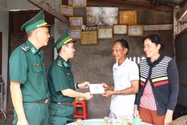 Dak Lak Border Guard presents gifts to households in Ia Rve commune. (Photo: VNA)