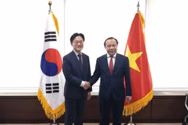 Vietnamese Minister of Science and Technology Vu Hai Quan (right) and RoK Minister of Trade, Industry and Resources Kim Jung Kwan at their meeting on September 30 (Photo: vnexpress.net)