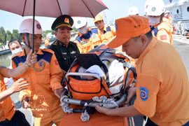 The patient is transferred to an ambulance for emergency treatment. (Photo: VNA)