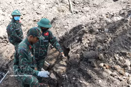 The application of science and technology advancements helps open up new approaches and enhances the effectiveness of searches in areas with complex terrain, where the traces of former battlefields have since changed. (Photo: VNA)