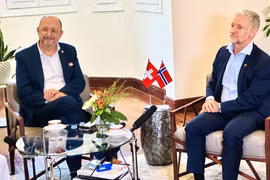 Norwegian Ambassador Stein Iversen (R) and Swiss Ambassador Thomas Gass (Photo: VNA)