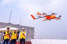 The Duc Giang General Hospital and Vietnam Post Corporation jointly launch a model applying drones to medical transport services. (Photo: hanoimoi.vn) 