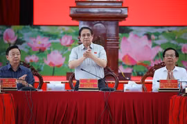 Prime Minister Pham Minh Chinh (centre) chairs a meeting in Can Tho city on April 21 to look into the progress of key transport projects in the southern region. (Photo: VNA)