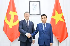 Member of the Communist Party of Vietnam Central Committee and Deputy Foreign Minister Nguyen Manh Cuong (R) meets with Roman Roun, Chairman of the Communist Party of Bohemia and Moravia (KSCM) in Hanoi on August 18. (Source: Baoquocte.vn)