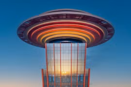 Viewed from afar, the expansive roof extending beyond the tower’s main structure creates the striking impression of a mysterious object suspended between the sea and sky. (Photos: Sun Group)
