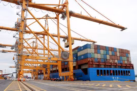 Containers are loaded at Hai Phong Port TIL International Terminal (Photo: VNA)