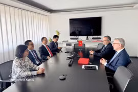 Ambassador Ve Le Thai Hoang and Vice Chairman of the Vietnam - Austria Friendship Association Nguyen DoTung Cuong discuss with the leaders of Rosenbauer Group about areas of bilateral cooperation. (Photo: VNA)
