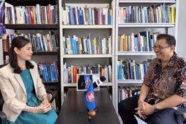Dr. Arisman (right), Executive Director of Indonesia’s Centre for Southeast Asian Studies (CSEAS), grants an interview to a Vietnam News Agency correspondent in Jakarta (Photo: VNA)