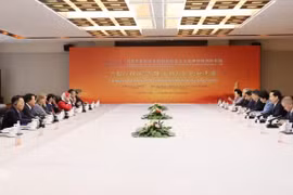 Chairman of the Central Council for Theoretical Studies Nguyen Xuan Thang and a delegation of the council attend a meeting co-chaired by Zhao Yide, member of the Communist Party of China (CPC) Central Committee and Secretary of the CPC Shaanxi provincial Committee, and Liu Haixing, member of the CPC Central Committee and head of its International Department. (Photo: VNA)