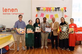 Representatives of General Association of Vietnamese in Belgium presents books to Muntpunt Library in Brussels (Photo: VNA)
