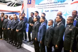 Representatives from Thailand and Malaysia at the signing ceremony of the new Production Sharing Contract (PSC) and Gas Sales Agreement (GSA) for Block A-18-01 in the Malaysia-Thailand Joint Development Area (MTJDA) in the southern Gulf of Thailand. (Photo: Malaysia's Economy Ministry)