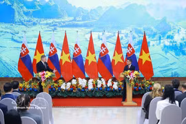 Prime Minister Le Minh Hung (R) and Slovak Prime Minister Robert Fico meet with the press of both countries in Hanoi. (Photo: VNA)