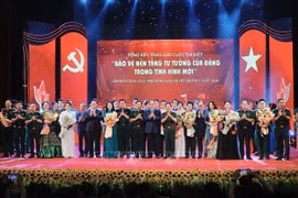 A group photo taken at the May 15 awards ceremony of the 4th national writing contest on defending the ideological foundation of the Party in the new context. (Photo: VNA)