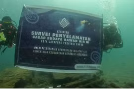 A diving team from the Papua Cultural Preservation Center (BPK) discovers nine World War II relics in the waters off Jayapura, Papua. (Photo: Antara)