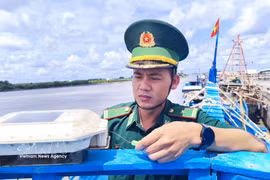 Maj. Phan Minh Vuong, head of the Ganh Hao Border Guard Control Station, inspects the VMS system on a fishing boat (Photo: VNA)